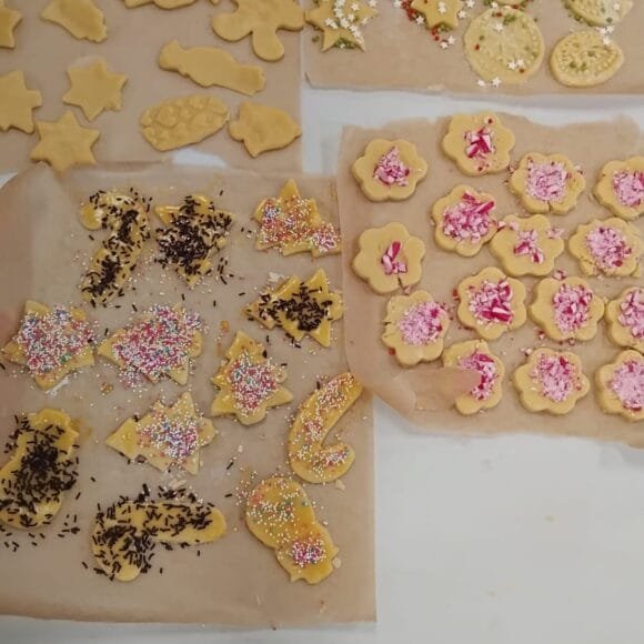 Un atelier gourmand : création de biscuits et sucettes au chocolat pour Noël