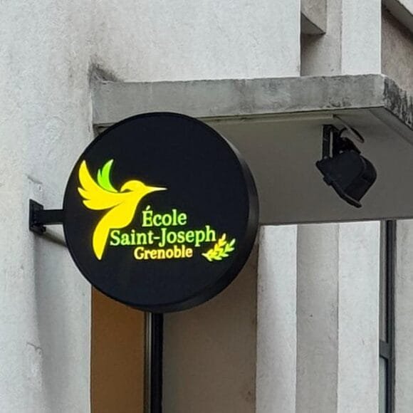 Enseigne-01-BIS Une Nouvelle Enseigne Lumineuse pour l’École Saint-Joseph